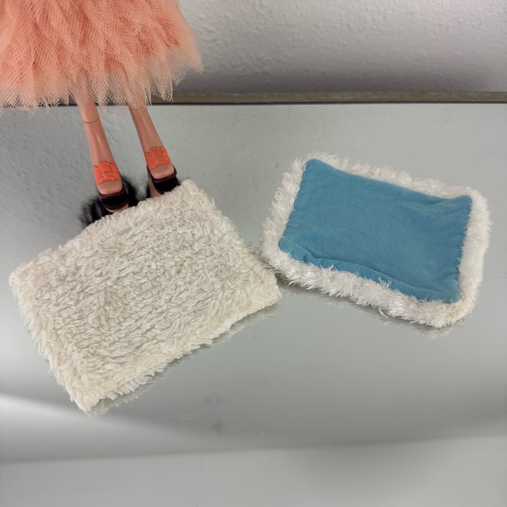 Bratz Doll Babyz Sasha Blue Orange Blanket White Fuzzy Rug Bath Mat Bundle
